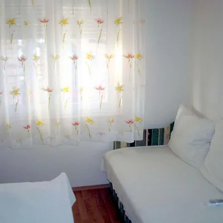 10 Apartment *